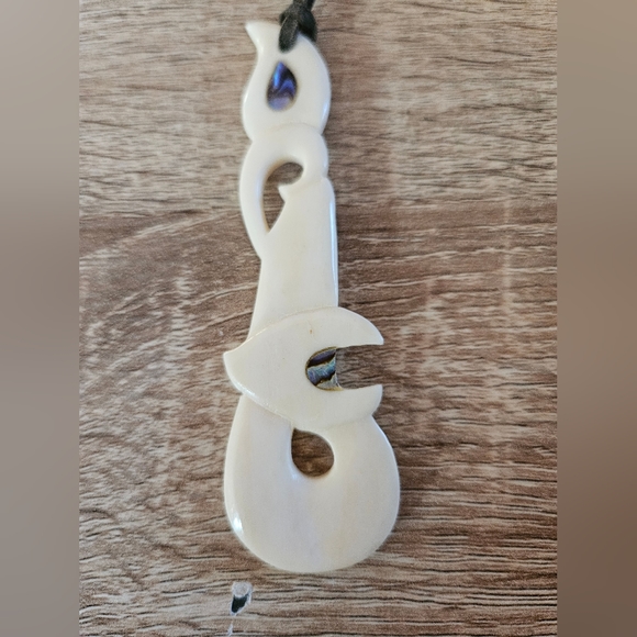 Polynesian Hand Carved Bone Fish and Abalone With Black Leather Chain - Picture 6 of 7